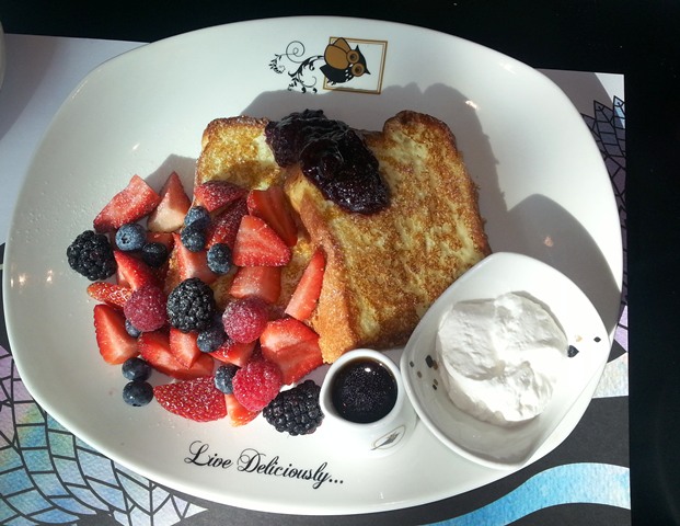my Favorite - French Toast with Mixed berries no to miss the creme